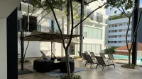 Elegant Studio, one block from the beach, Pool, Gym.