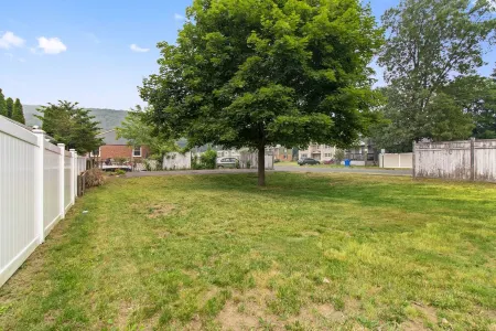 Stylish, Relaxing & Comfy 3 BDR Home. 2 minutes to Lake Compounce Отели рядом с достопримечательностью «Публичная библиотека Бристол»