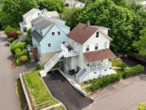 Tranquil Modern Upstairs Apt. Walk to Restaurants & Beach! Off-Street Parking, Hotels in Greenwich