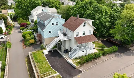 Tranquil Modern Upstairs Apt. Walk to Restaurants & Beach! Off-Street Parking,