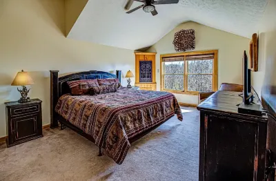 LeConte View Lodge: Black Bear Falls Hotels near Smoky Mountain Ziplines