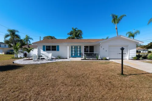Cozy two-bedroom cottage by Nokomis Beach. Sleep 8.