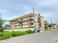 Lovely 2 bedroom condo 2min walking to the beach.