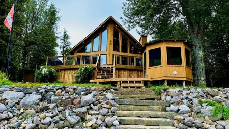 ALL Season Waterfront Cottage with WIFI, BBQ, Beach & Boat Ramp Отели в г. Лорентиан Вэлли