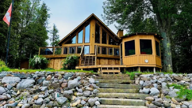 ALL Season Waterfront Cottage with WIFI, BBQ, Beach & Boat Ramp