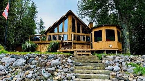 ALL Season Waterfront Cottage with WIFI, BBQ, Beach & Boat Ramp