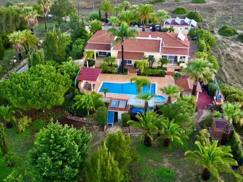 Apartment with pool in a quiet location and beautiful garden