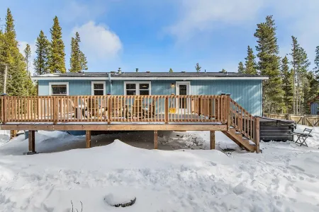 Spacious Mtn Cabin- with HOT TUB, Game room, Skiing, rafting, views and more!
