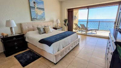 Luxe Beachfront 2BR Condo - Stunning Views & Premium Upgrades - Recently Updated Hotel di 