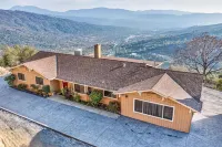 5 Bedrooms &3 Bathrooms House spacious living room and amazing View of Oakhurst