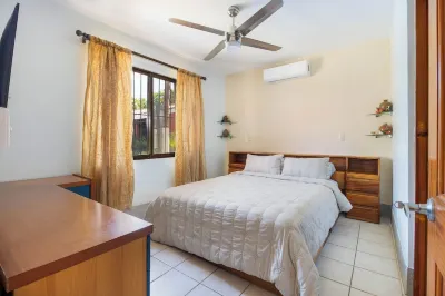 Las Palmas Condo: Pool & Beach