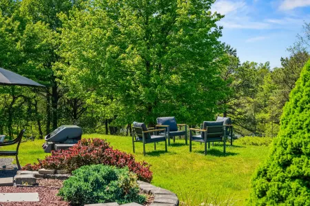 Hot Tub and Game Room with Lake Views - Stunning Modern Retreat Отели в г. Танкханнок Тауншип