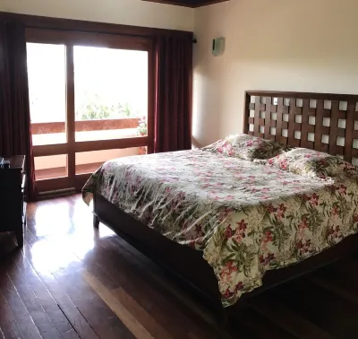 Fabulous Villa 1 Block from Flamingo Beach