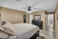 Charming 3-bedroom house w/KING Bed in Prime Location of Owasso w/WiFi