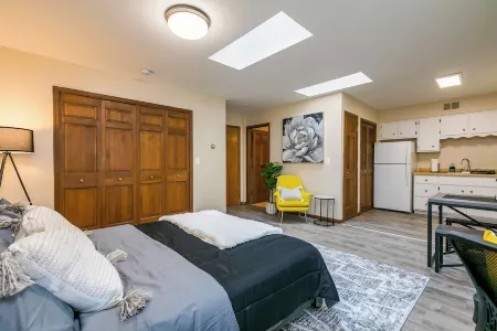 Stunning & Stylish Downtown Studio - Highland Park