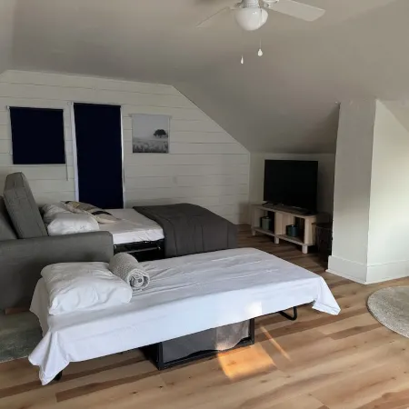 Lovely house off Main Street Отели в г. Гамильтон