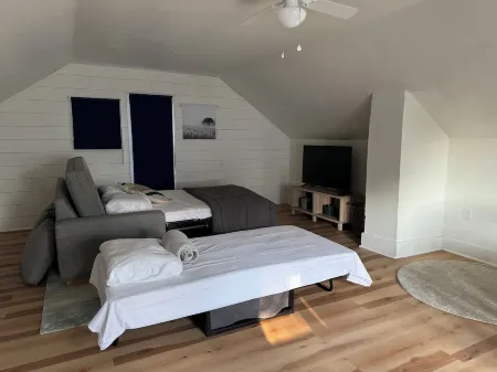 Lovely house off Main Street Отели в г. Гамильтон