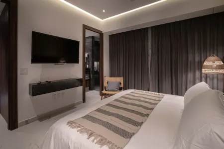 Elegant new condo at hart of zona romántica