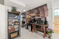 Gorgeous basement apt. w/chef kitchen, SPA bath, movie theater, hot tub & sauna