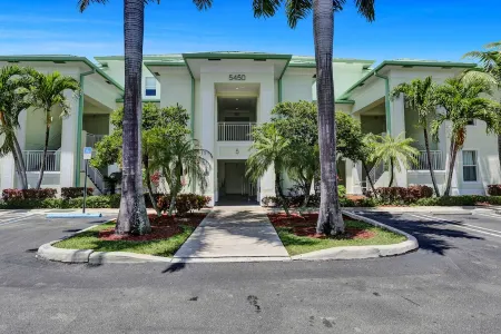 BEAUTIFUL CONDO IN DOWNTOWN DORAL! Отели рядом с достопримечательностью «Macy's  (Miami International)»