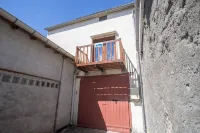 Independent apartment for 4 to 5 people, town center and very quiet. Hotels in Mirepoix