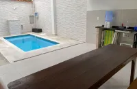 Casa inteira, 4 dormitórios, ar condicionado, piscina próximo da praia