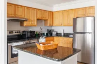 Stylish 2 BR walkout Apartment in DT