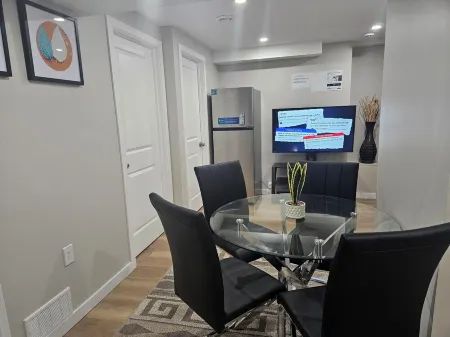 Welcoming Private 2 Bedroom Suite Отели рядом с достопримечательностью «Университет Брендона»