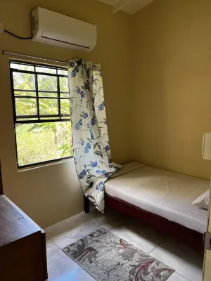 Hibiscus Cottage Cheerful Home Hoteles cerca de Nameless Beach