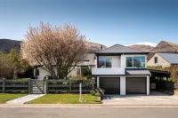 Arrowtown Family Home with spa Hotels near Historic Arrowtown Chinese Settlement