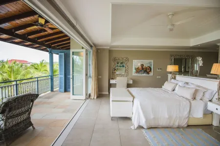 Luxury private villa on Eden Island Отели в г. Рош Каиман