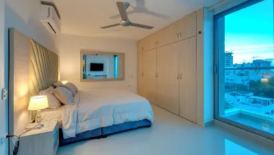 Luxury Penthouse 6 BD 4 BTH w/ Rooftop Pool + Fiber Internet,  Guest Friendly