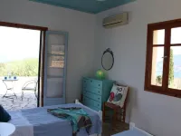 Exceptional sea views from this delightful villa nestled into the hillside. فنادق في Erisos