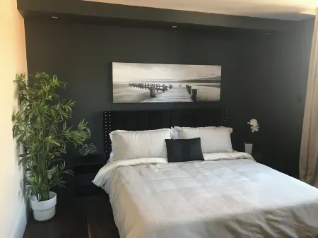 Ancienne Église Pour un Séjour de Rêve au Coeur du Vieux-lévis! Отели рядом с достопримечательностью «Парк Солей»