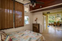 Pet friendly. Kayak, paddle board, snorkel, or hike to the beach. โรงแรมใน