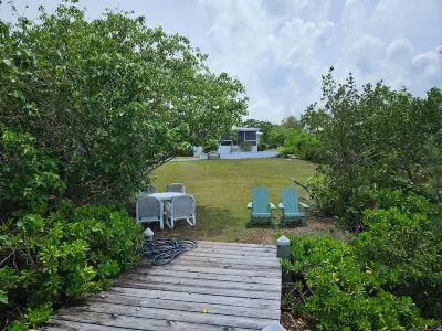 Waterfront Villa on White Sound, Private Dock, Beach, Swimming Pool, Pickle Ball Joe's Studio附近的飯店