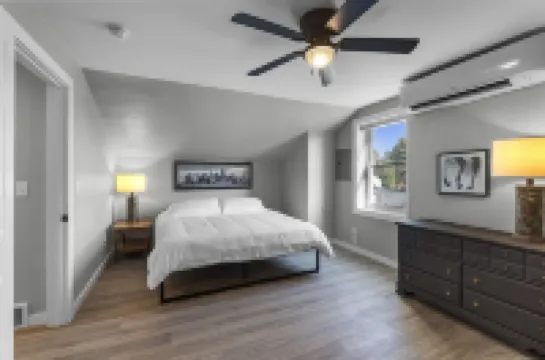 Downtown 4BR with 2 King Beds! Walking distance to SEMO and the River Front.