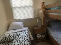 Wildwood apt 4.5 blocks from the beach , huge yard