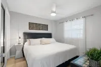 SPECTACULAR  OCEAN VIEWS FROM THIS MODERN BEACH CONDO Hotels in Tavernier