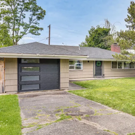 1 Mi to UO Campus - Family Home w/ Pool Table!