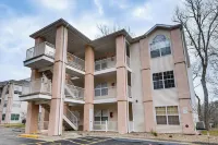 Sunroom, Fireplace Lakefront Branson Condo - bar