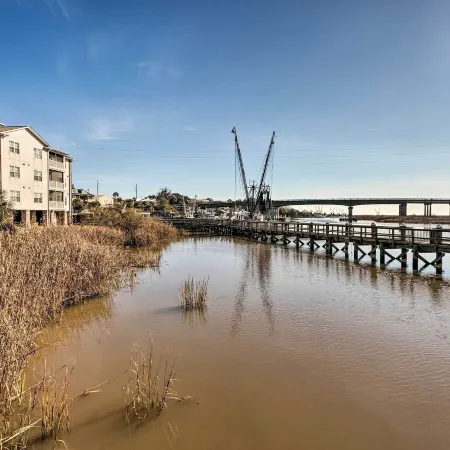 3rd-Floor Riverfront Condo Walk to Downtown Eats!
