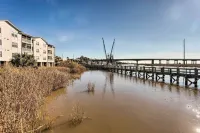 3rd-Floor Riverfront Condo Walk to Downtown Eats! - Wifi