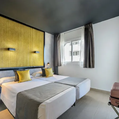 Apartamentos Vibra Jabeque Dreams Отели рядом с достопримечательностью «Пляжный клуб Bora Bora Ibiza»