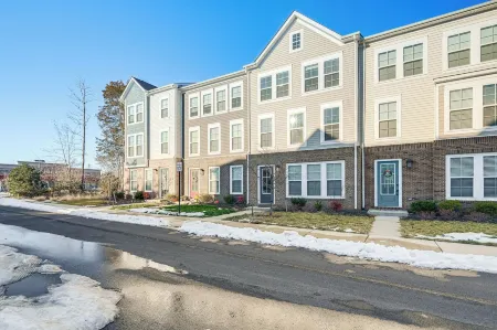 Balcony & Pool Access: Modern Gainesville Home Отели рядом с достопримечательностью «Henry House Hill»
