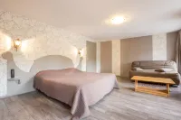 Logis Spa Hotel Restaurant de La Poste فنادق في Le Chambon-sur-Lignon