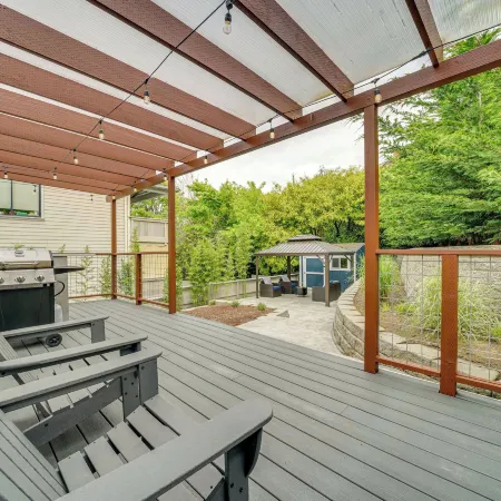 2 Blocks to Beach Park Cozy Seattle Townhome