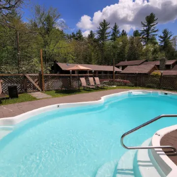 Magnolia Streamside Resort