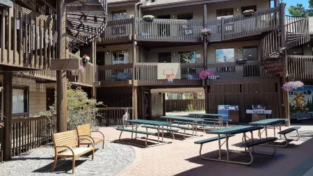 Banff International Hostel Отели рядом с достопримечательностью «Banff Legacy Trail»