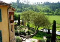 Une Campagne En Provence - Pensions